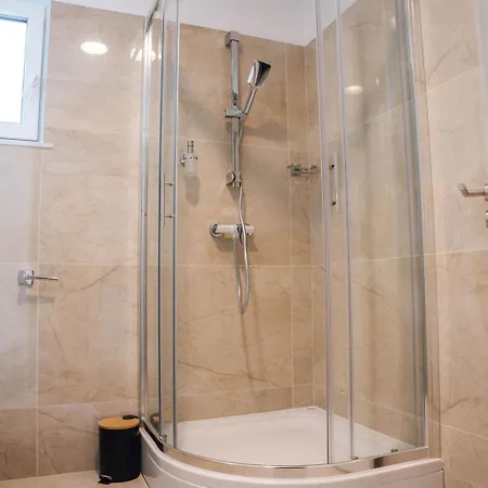Apartma Papillon Apartment *
